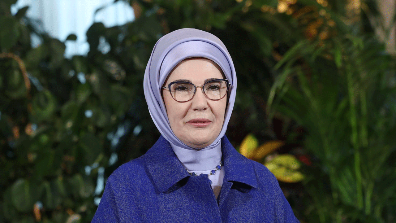 Emine Erdoğan'dan Berat Kandili mesajı: Yeryüzünü kuşatsın