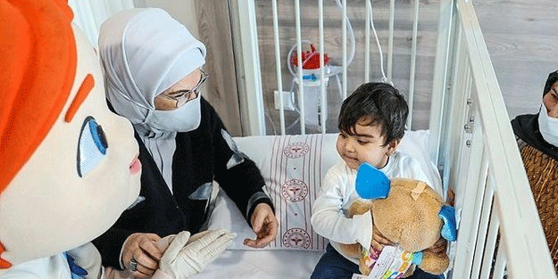 Emine Erdoğan'dan hasta çocuklara ziyaret