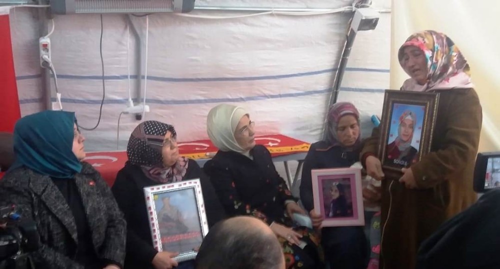 Emine Erdoğan’dan, HDP önündeki ailelere ziyaret 