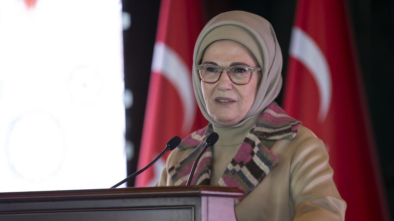 Emine Erdoğan'dan Refik Anadol'un yapay zeka platformuna yönelik paylaşım geldi