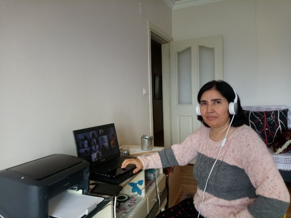 Emine öğretmenden öğrencilerine online eğitim 