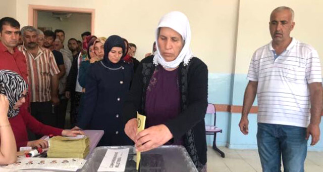 Emine Şenyaşar, tüm acısına rağmen sandığa gitti