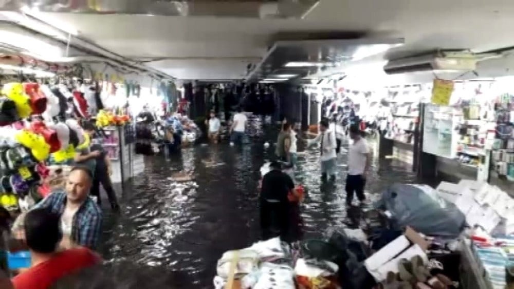 Eminönü alt geçidinde bulunan iş yerlerini su bastı 