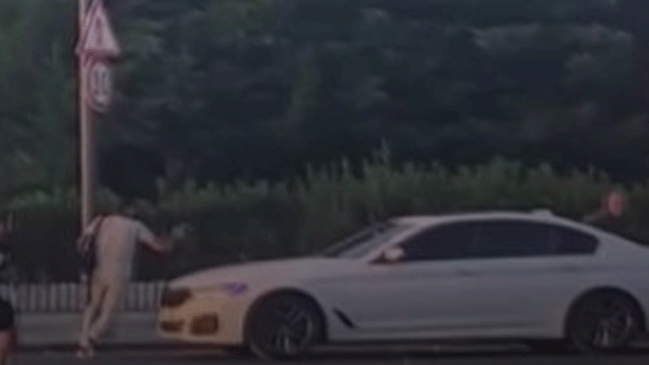 Eminönü'nde dehşet anları: Yolda yürüyen adamı yanlışlıkla vurdu!