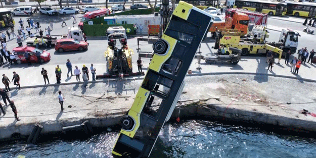 İETT otobüsü denizden çıkarıldı