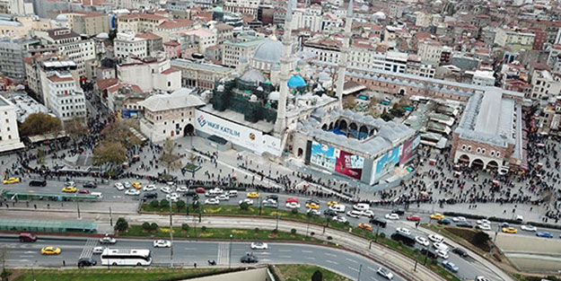 Eminönü'nde 'haram kuyruğu' uzadıkça uzuyor