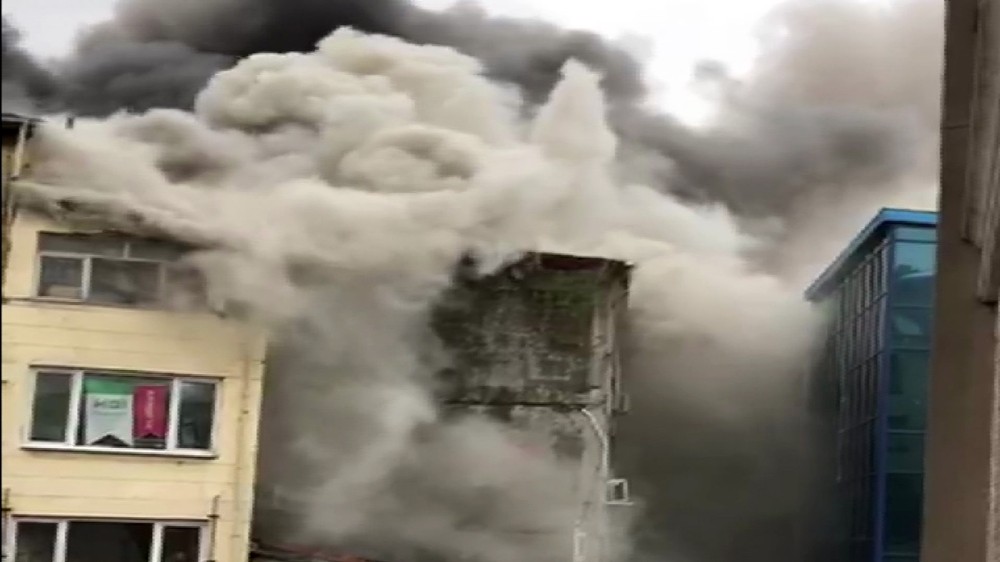 Eminönü’nde kırtasiye malzemeleri satan 4 katlı bir iş yerinin deposunda yangın çıktı. Yangın nedeniyle çevreyi yoğun siyah dumanlar kapladı. İtfaiye ekipleri yangına müdahale ediyor. 