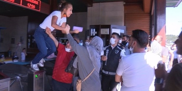Eminönü'nde turnikelere çıkan kadın uçan tekme attı