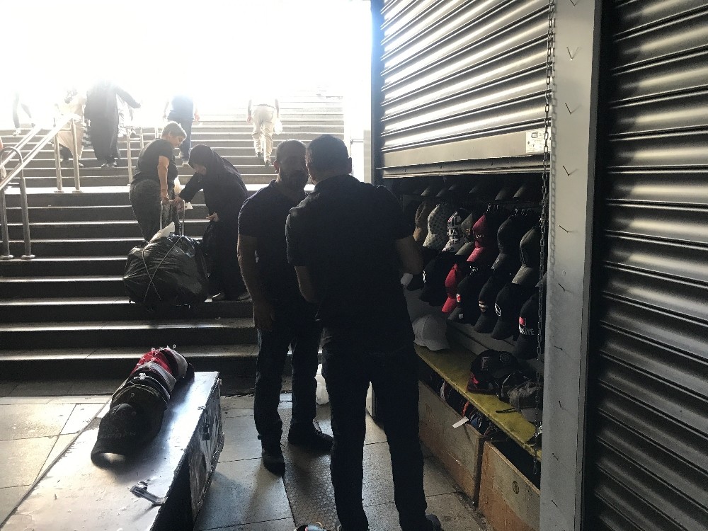 Eminönü’ndeki alt geçitlerde hayat normale dönüyor 