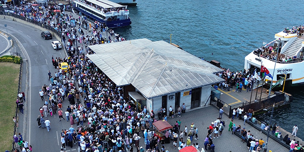 Eminönü'ndeki insan seli havadan görüntülendi!