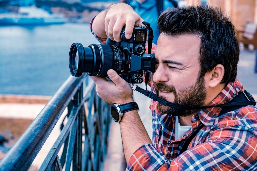 Emir Kosif’in sokak hayvanları sergisi ertelendi 