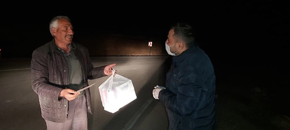 Emirdağ Belediyesi köylere maske ve eldiven dağıtıyor 