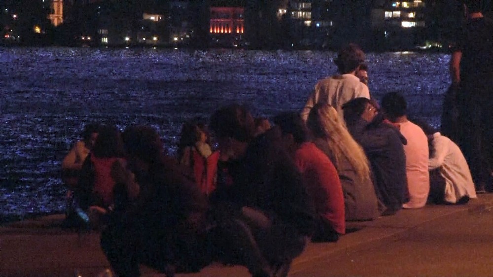 Emirgan sahile akın eden vatandaşlar sosyal mesafeyi hiçe saydı 