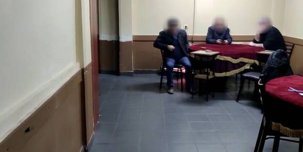 Emlak ofisine kumar baskını! Gizli bölmede yakalandılar