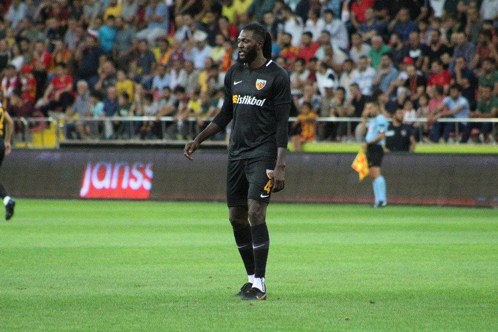 Emmanuel Adebayor ilk maçına çıktı 
