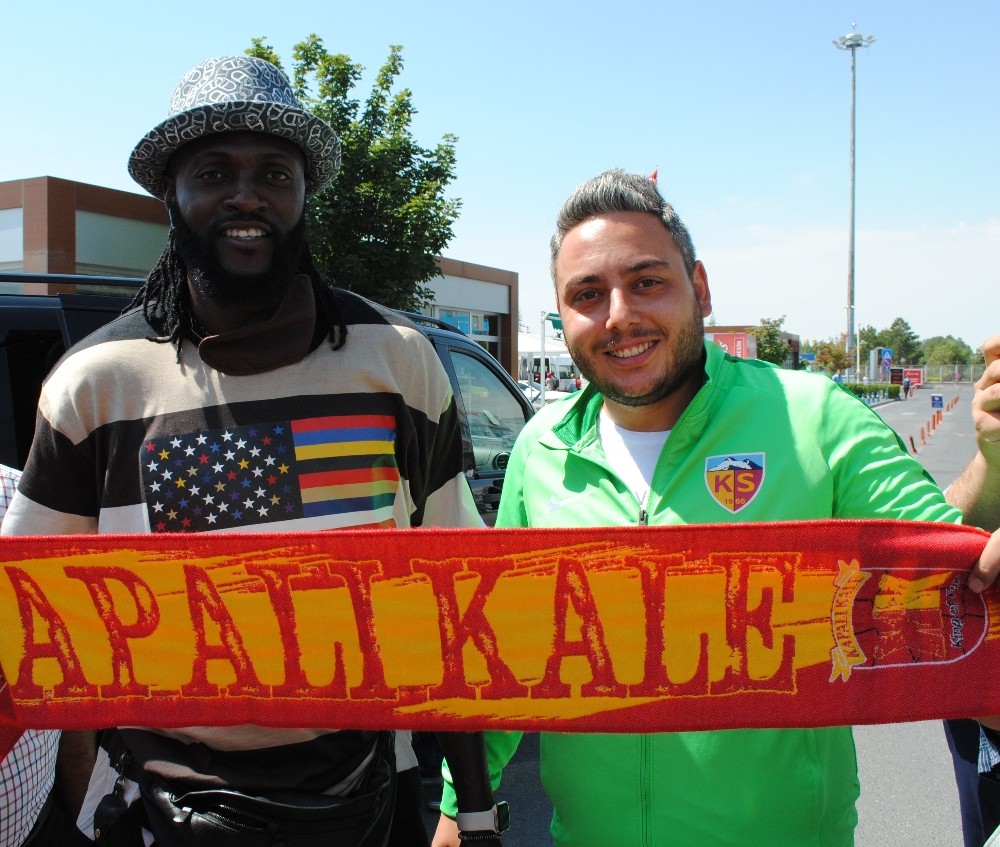 Emmanuel Adebayor Kayseri’ye geldi 