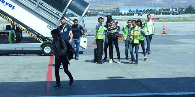 Emmanuel Adebayor Kayseri'ye geldi