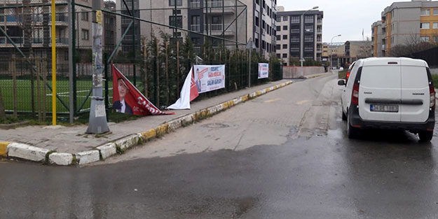 Emniyet araştırma başlattı! İlçedeki tüm AK Parti afişleri bir gecede kesildi