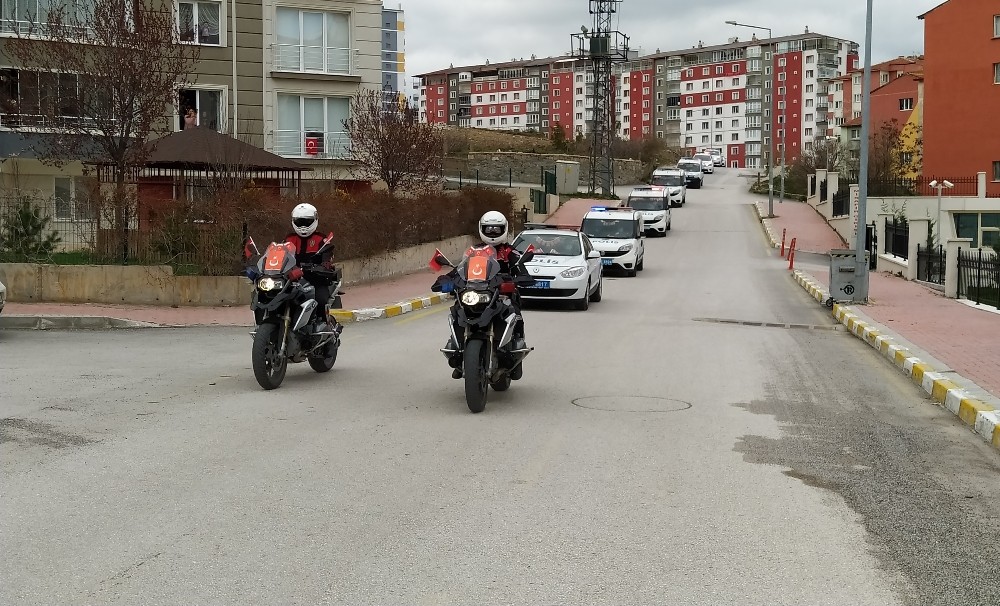 Emniyet ekipleri çocukların 23 Nisan coşkusuna ortak oldu 