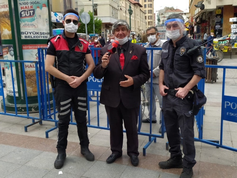 Emniyet ekiplerine ‘Benzemez kimse sana’ şarkısı ile moral verdi 