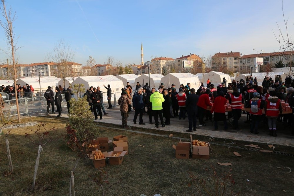 Emniyet Genel Müdürü Aktaş depremzedelere kumanya dağıttı 
