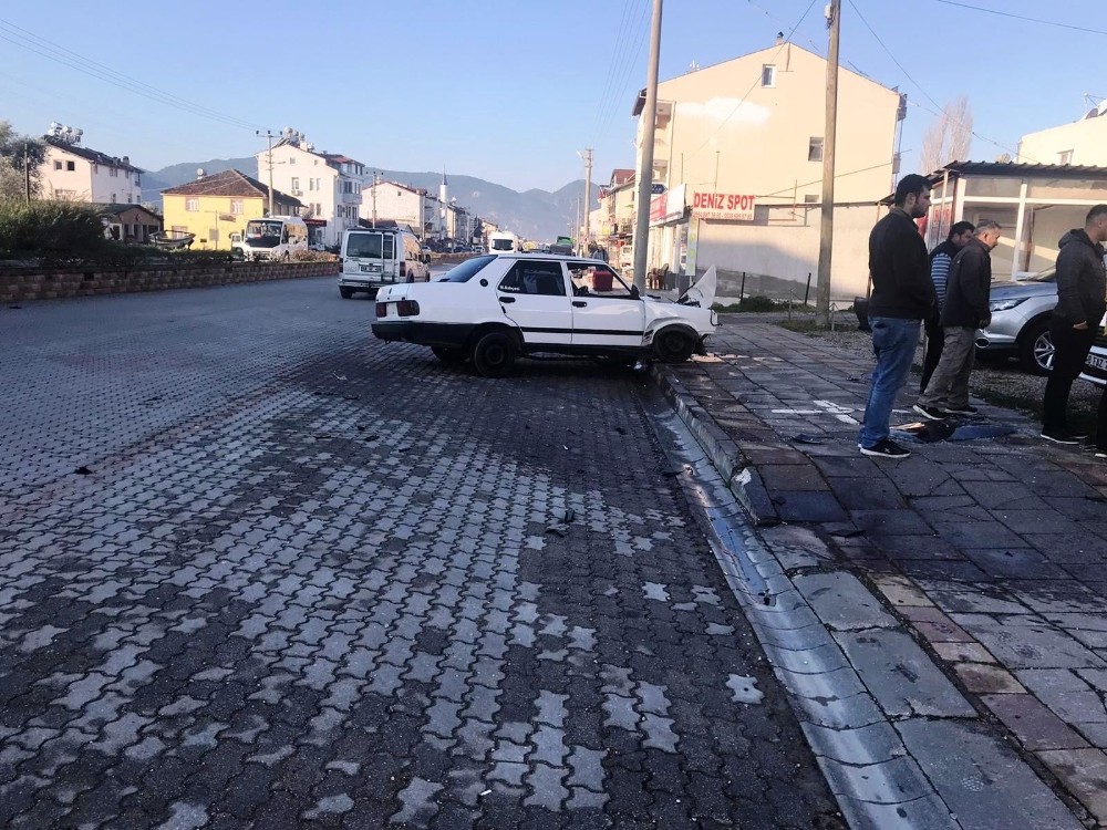 Emniyet kemeri takmayan sürücü otomobilden fırladı 