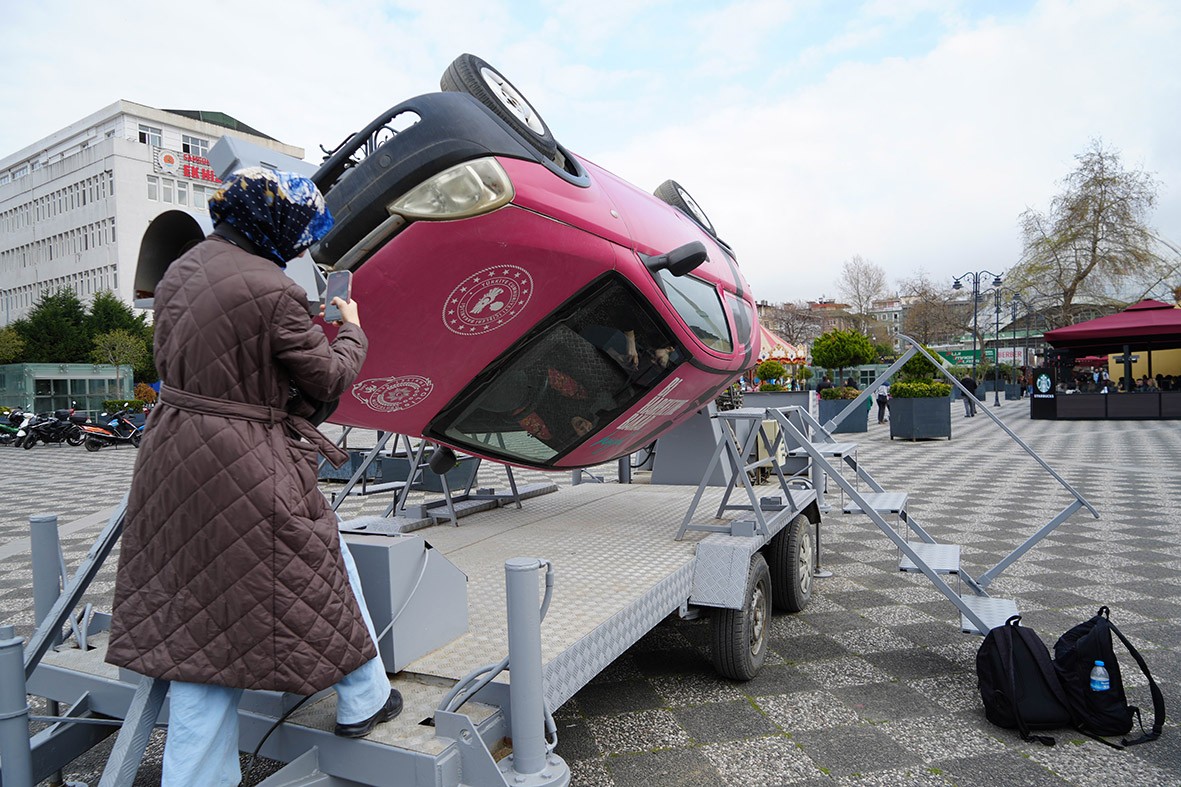 Emniyet kemerinin önemini tepetaklak olunca anladılar!