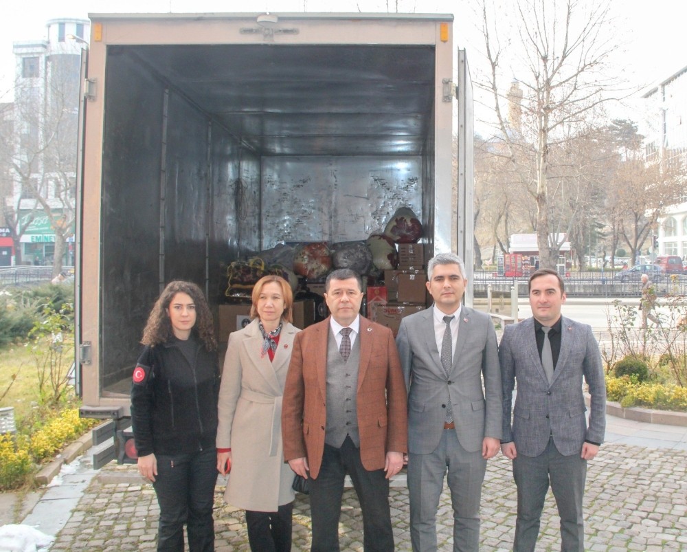 Emniyet Müdürlüğü personeli, depremzedeler için yardım topladı 