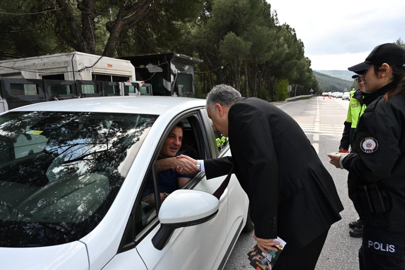 Emniyet Müdürü Aktaş’tan sürücülere şeker ikramı