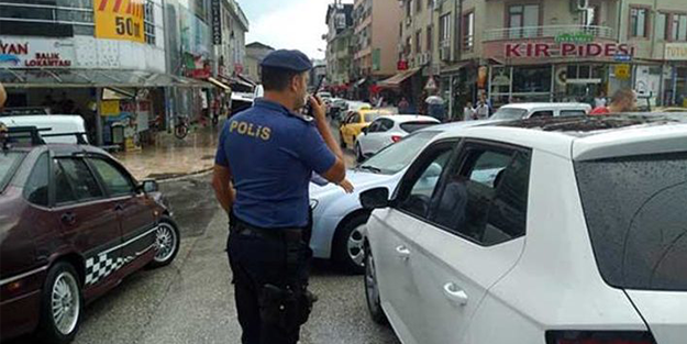 Emniyet Müdürü fark etti! Hemen aracı durdurdu... Hastaneye kaldırıldılar