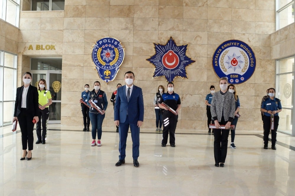 Emniyet Müdürü Ulucan, polis annelere çiçek dağıttı 