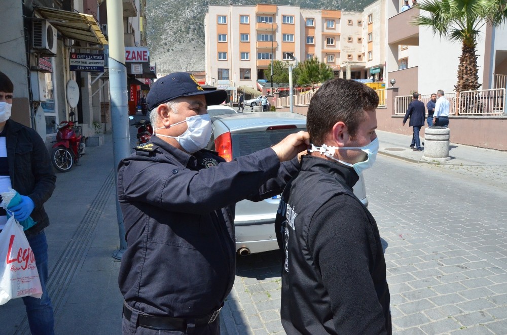Emniyet müdürü vatandaşa maske ve maske aparatı dağıttı 
