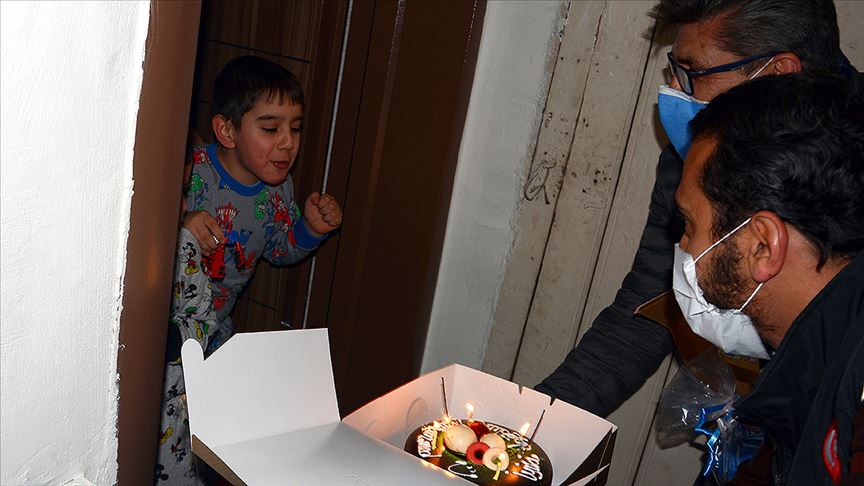 Emniyet müdüründen çocuklara pastalı doğum günü sürprizi