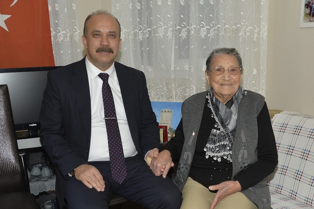 Emniyet müdürüne huzurevinde şarkılı karşılama 
