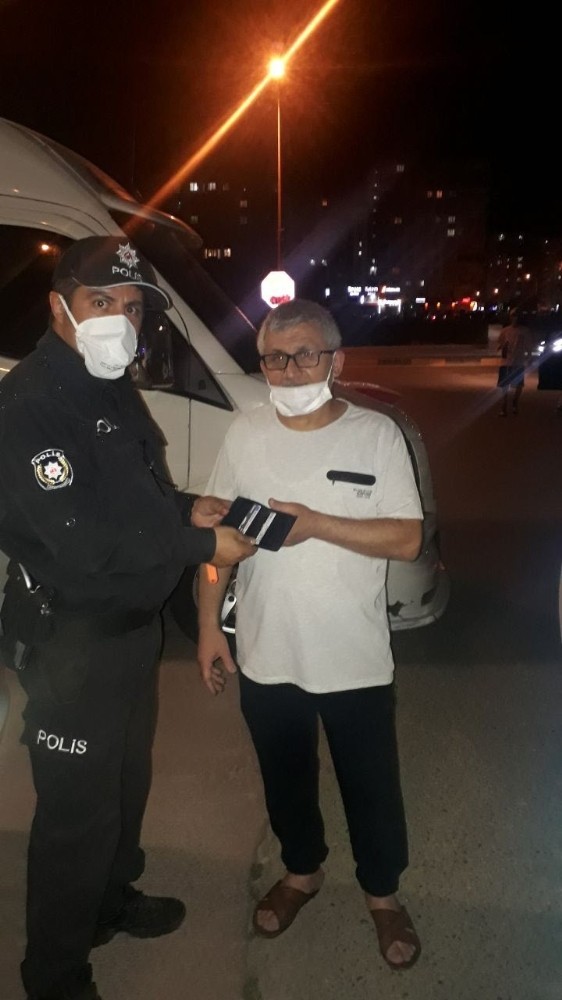 Emniyet müdürünün bulduğu cüzdan sahibine teslim edildi 