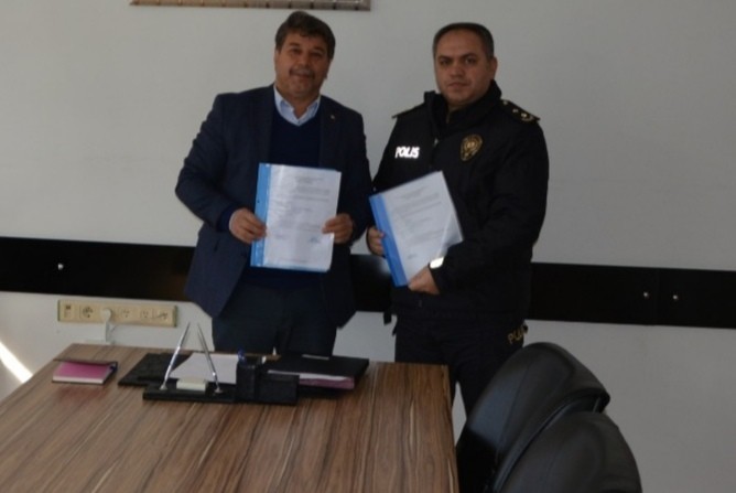 Emniyet personeli yüzerek formda kalıyor 