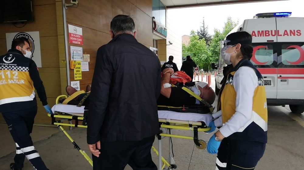 Emniyet şeridinde bekleyen kamyoneti şarampole uçurdu: 2 yaralı 