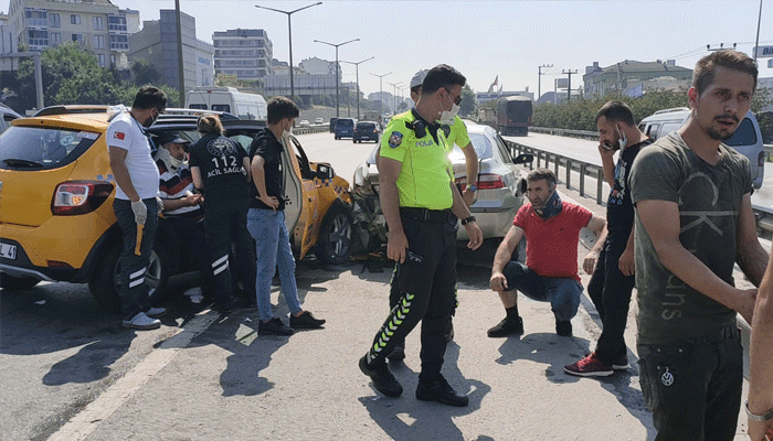 Emniyet şeridinde feci kaza! Yaralılar var