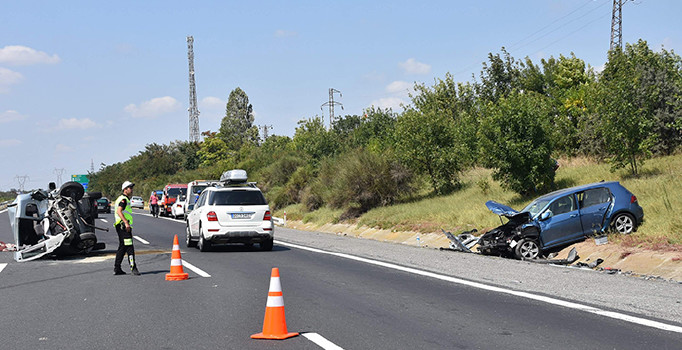 Emniyet şeridindeki arızalı araca çarptı: 2 kişi öldü 4 kişi yaralandı