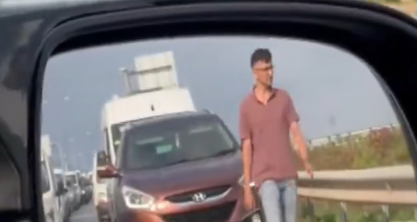 Emniyet şeridinden yürüyerek tepki gösterdi! Bursa’da ilginç protesto anları