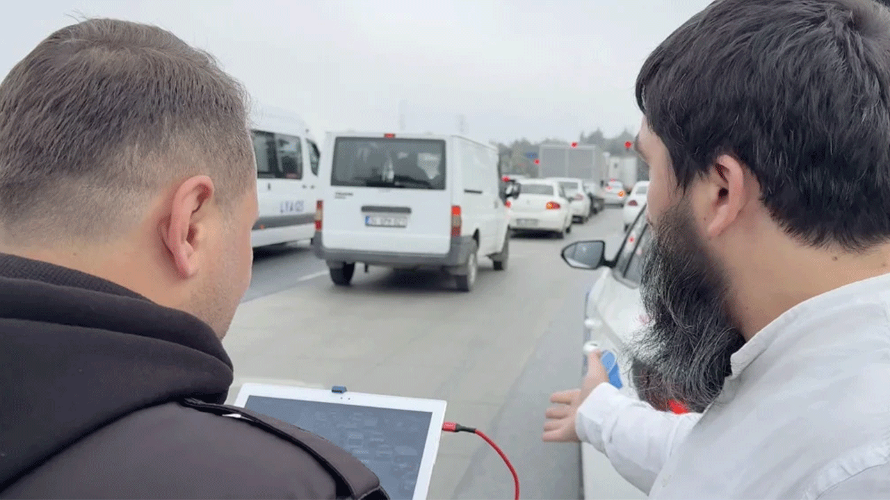 Emniyet şeridini kullanan sürücünün bahanesi pes dedirtti!