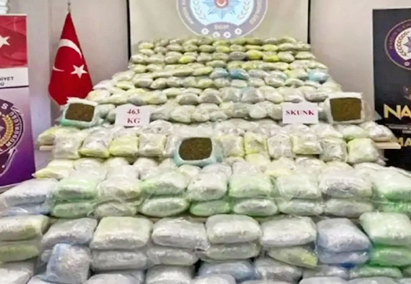 Emniyet uyuşturcu tacirlerine geçit vermiyor: Çuvallar dolusu skunk ele geçirildi