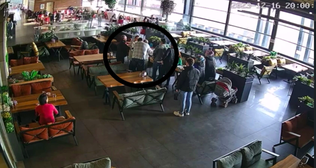 Emniyetimiz ona teslim! İl Emniyet Müdür Yardımcısı gittiği AVM'de hayat kurtardı