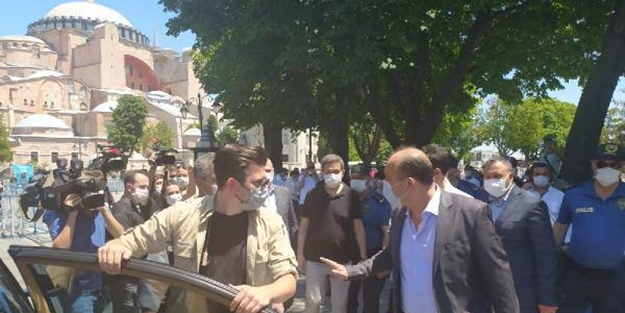 Emniyetin bir numarası Ayasofya Camii'nde! Vatandaşlardan ezana yoğun ilgi