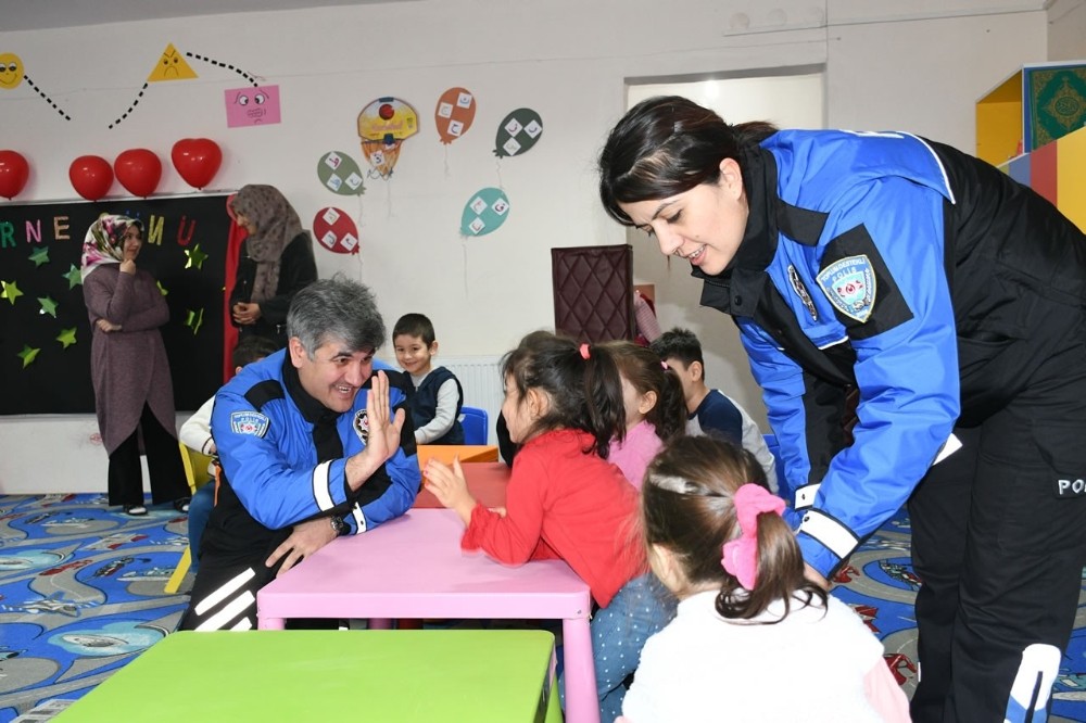 Emniyetin minikleri bilgilendirme çalışmaları devam ediyor 