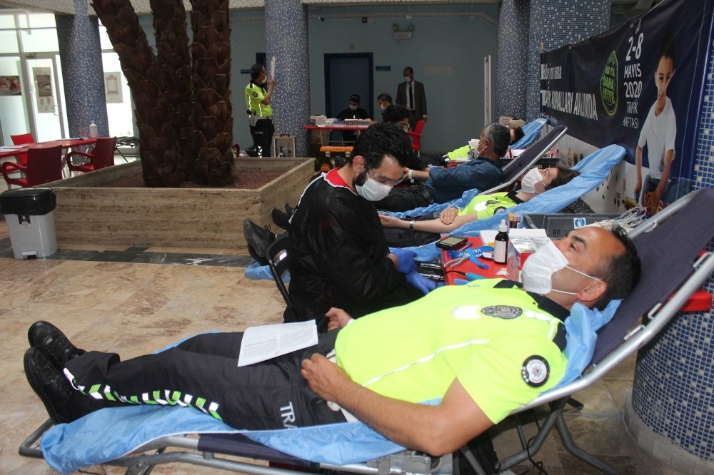 Emniyetten kan stokları azalan Kızılay’a kan bağışı 