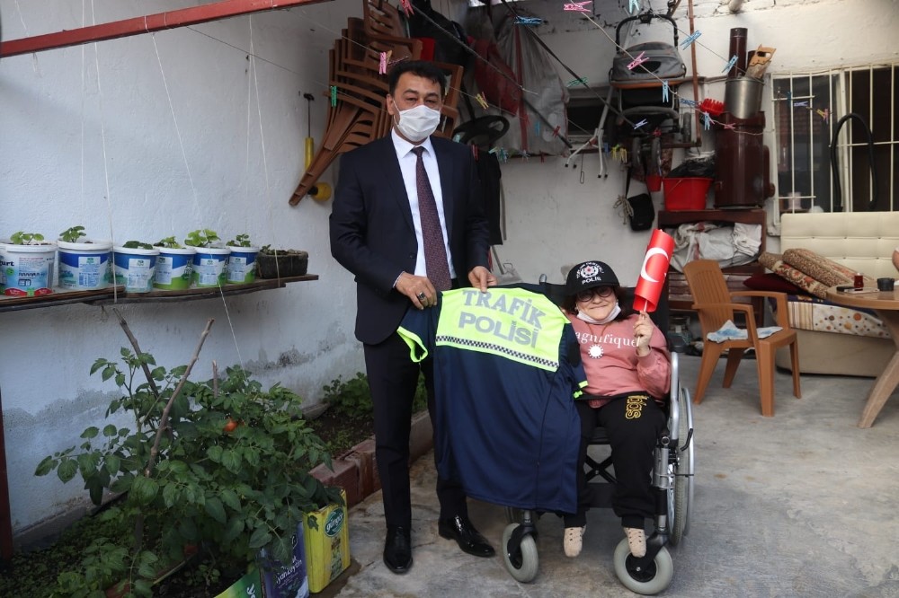 Emniyetten özel çocuklara 23 Nisan sürprizi 