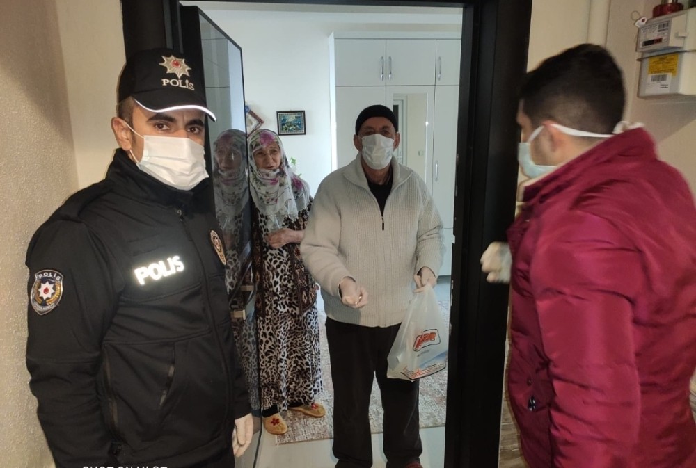 Emniyet’ten sokağa çıkma kısıtlaması bulunan vatandaşlara hizmet 