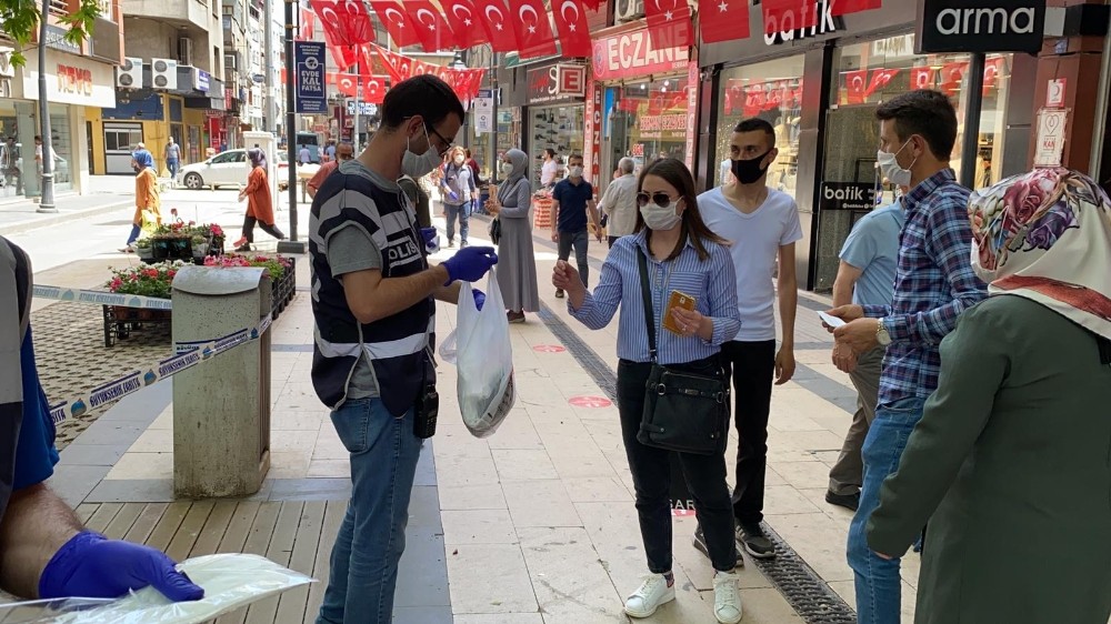 Emniyetten ücretsiz maske dağıtımı 