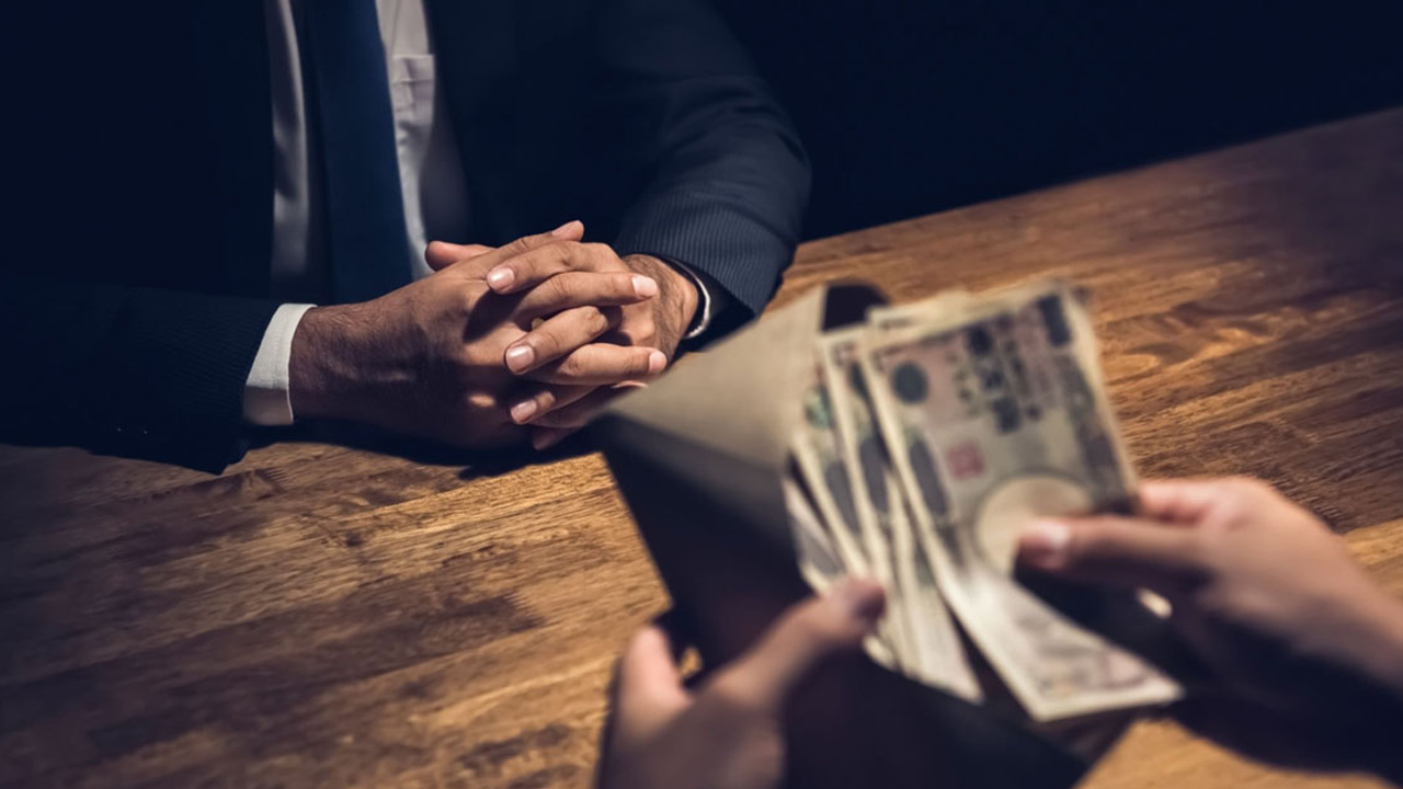 'Emperyalistler ülkenize, satın aldıkları iç hainlerle çökerler'